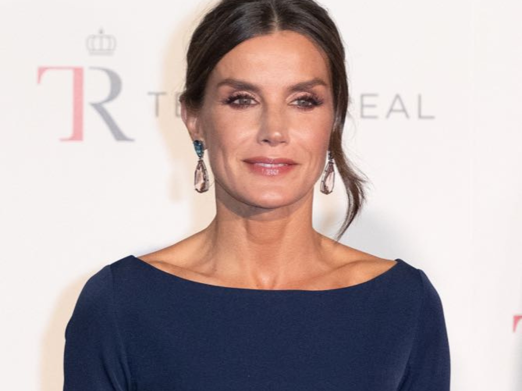 El osado look de la reina Letizia sin corpiño que llamó la atención