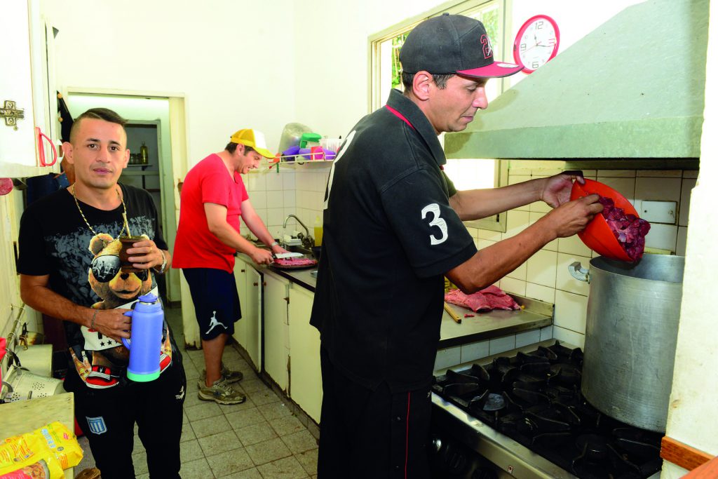 A Guillermo le gusta la cocina y usa hortalizas y aromáticas de la huerta para dar sabor a las comidas que prepara para todos los que viven y trabajan en Casa Libertad.