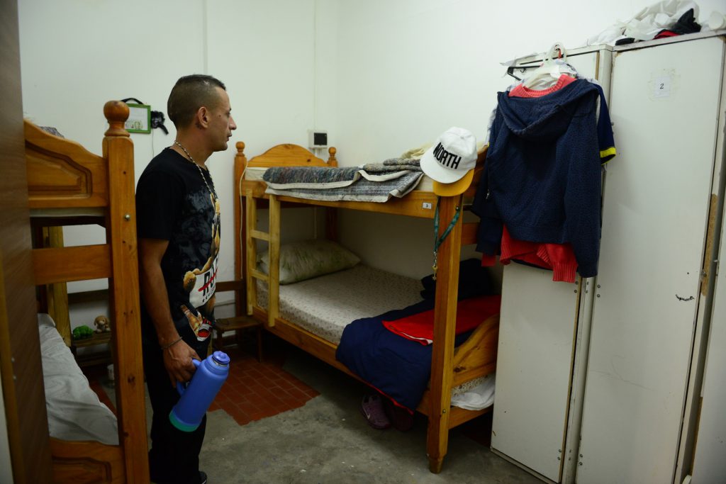 Cada uno tiene su cama, con sábanas y toallas al llegar a la casa.