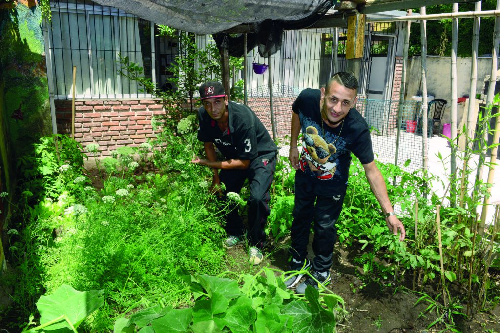Gaby y Guillermo, quien desde que llegó se ocupó de la huerta.