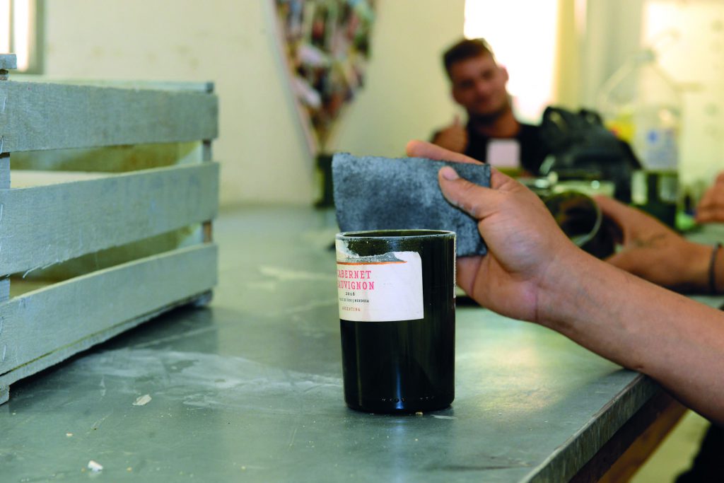 Entre las actividades, se destaca el taller para hacer vasos a partir de botellas de vidrio.