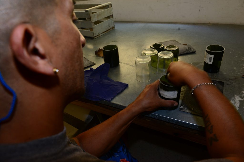 Algunos vasos se venden así y otros se entregan a un taller en el que los transforman en recipiente para velas.