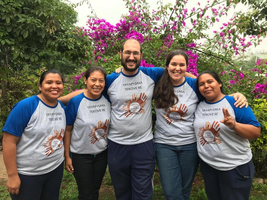Martín Caserta junto a miembros de la Misión San Francisco, en el norte salteño. Allí viven comunidades guaraníes que casi no tienen acceso a la salud. 