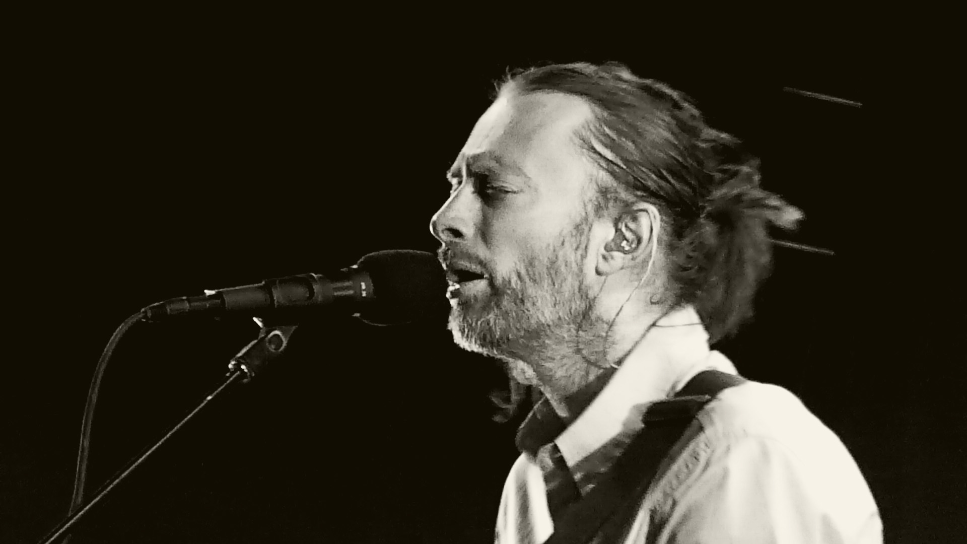 Thom Yorke, líder de Radiohead, interpretó una canción inédita en "The Tonight Show" de Jimmy Fallon