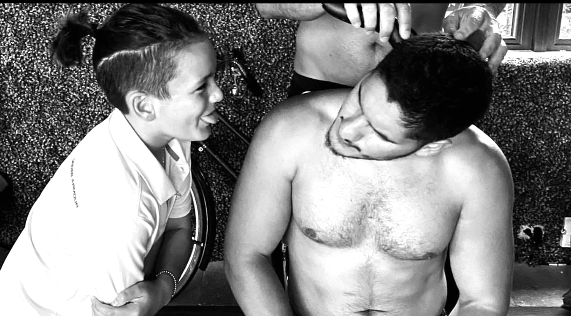 Nicolás y Ricardo Jr. divertidos en la sesión de peluquería. 