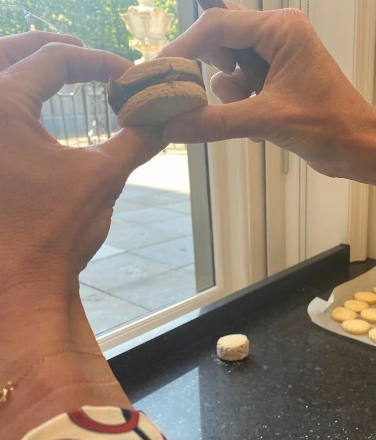 Se rellenan los alfajores con abundante dulce de leche. 