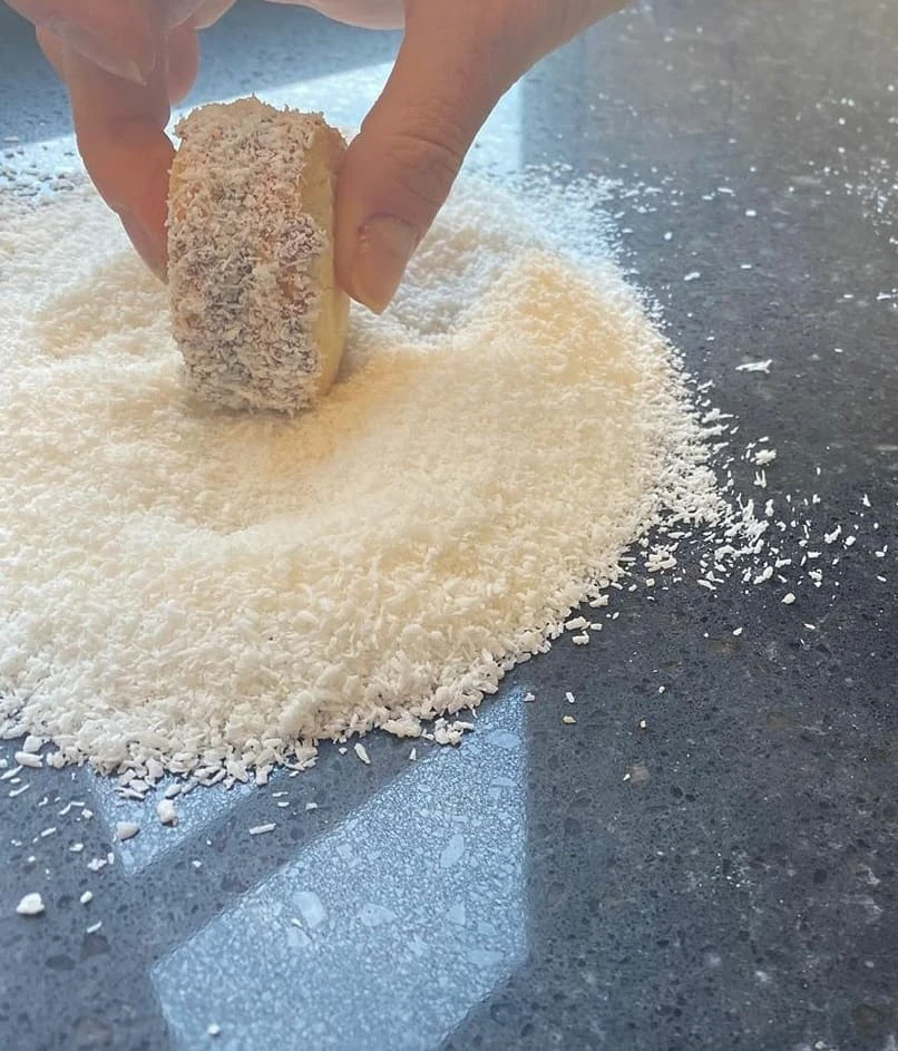 Se pasan por coco rallado. 