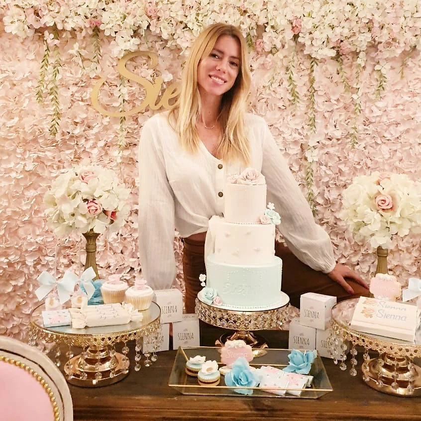 Nicole, espléndida, con la increíble mesa de dulces que preparó para el cumpleaños de Sienna. 