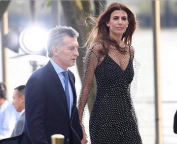 El vestido favorito de Juliana Awada: negro, con red de cristales y crepe italiano