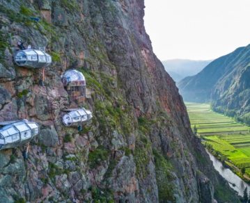 Cómo es y cuánto cuesta la noche en el hotel colgante ubicado a 400 metros de altura en Perú, al que hay que llegar escalando