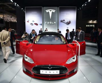 China restringe el uso de los autos Tesla a su personal militar