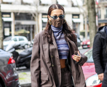 Con estilo: Bella Hadid salió del fitting de un desfile llevándose un souvenir