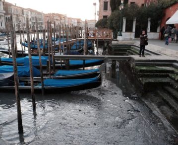 Las impactantes imágenes de los canales de Venecia sin agua