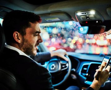 ¿Qué pasa si mirás el teléfono mientras conducís?