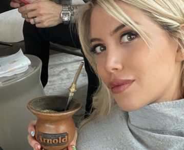 Wanda Nara pidió a sus seguidores que se quedan en casa y un detalle en la selfie desató una ola de críticas