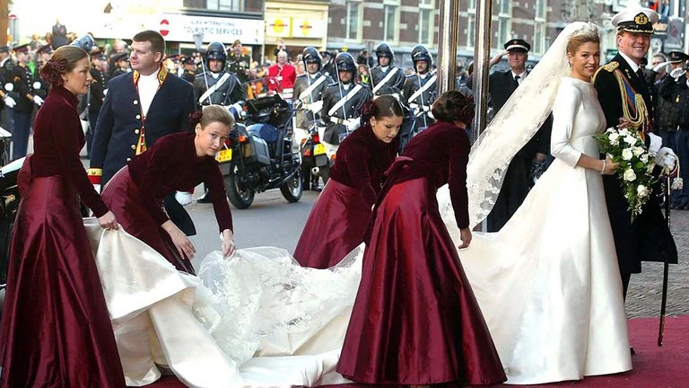 Inés Zorreguieta asistiendo a su hermana en su casamiento. 