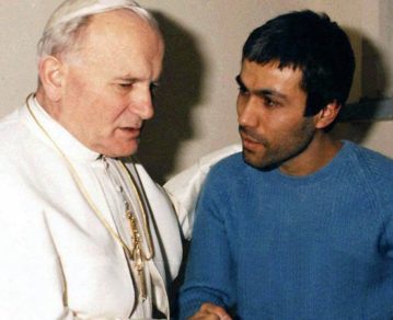 El día en el que Juan Pablo II visitó en la cárcel al hombre que lo quiso matar