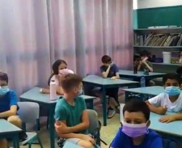 Israel: el conmovedor momento en el que anuncian a los chicos en una escuela que pueden sacarse el barbijo