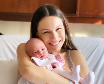 Pampita: así es el íntimo y tierno momento en el que amamanta a su hija Ana