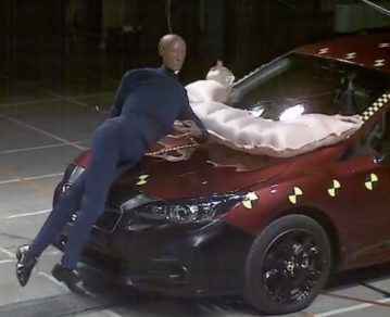 Marca japonesa innova en seguridad: Le agrega a sus autos airbags para los peatones