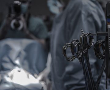 Le provocaron varios paros cardíacos y le bajaron la temperatura 20 grados: la compleja cirugía para que una mujer "vuelva a respirar"