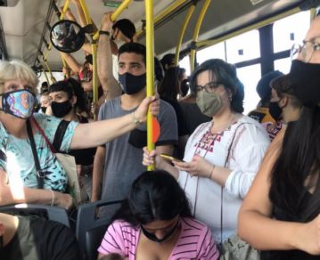 Coronavirus: podrán viajar hasta 20 personas paradas en los colectivos