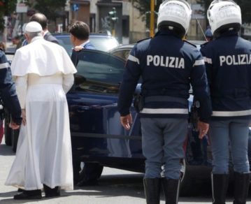 Tres balas, una carta y una amenaza escalofriante: el Papa Francisco y su peor momento