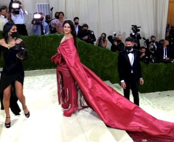 MET Gala 2021: Rosalía y su outfit flamenco inspirado en el mantón de Manila