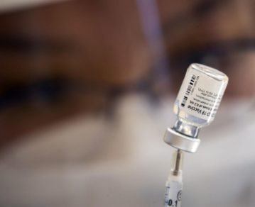 Variante Delta: una investigación reveló que la vacunación protege a los inmunizados pero no frena la transmisión