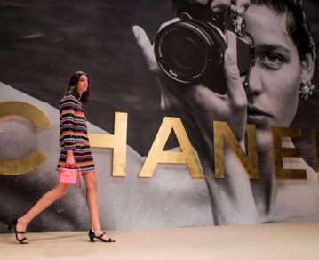 Así fue el desfile de Chanel en el cierre de la Semana de la Moda en París: junto a la Torre Eiffel y con Charlotte Casiraghi entre las invitadas