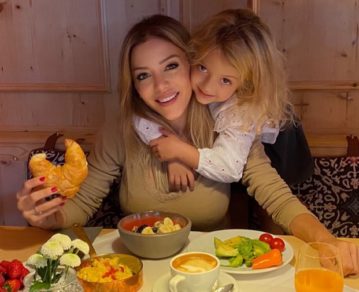 Emma, la hija de Evangelina Anderson: tiene 4 años, habla ocho idiomas y es furor en las redes