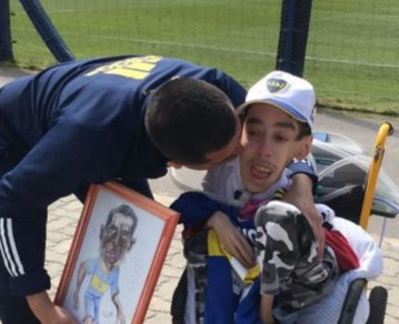 Riquelme se emocionó hasta las lagrimas en un gesto que realizó a un hincha de Boca