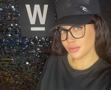 Wanda Nara fue empleada de su propia línea de cosmética por un día: así creó a Betty, su alter ego
