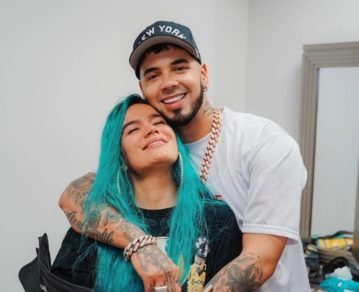 La reacción de Karol G al enterarse que su ex Anuel AA está comprometido