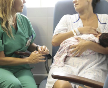 COVID-19: expertos advierten sobre un extraño síntoma verde que afecta a las madres en lactancia