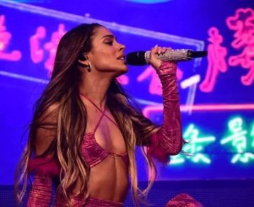¡Una fan muy audaz! Tini Stoesel fue sorprendida, en pleno show, por una admiradora que subió al escenario y se asustó