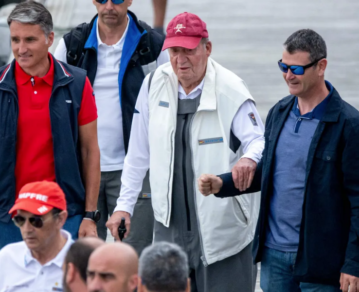 Juan Carlos I, el ex monarca, regresó a España y lo recibieron con manifestaciones e insultos