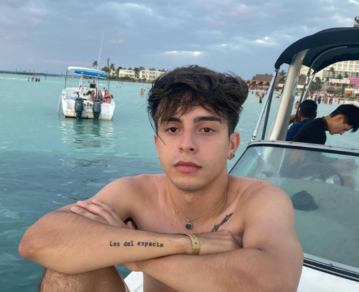 ¡Emocionante! Rusherking contó cómo fue el primer viaje con su familia: viajaron a México y sus padres conocieron el mar y subieron a un avión por primera vez