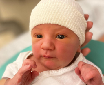 A dos días de haber nacido Luca Cubero ya es hincha de Vélez y su papá, Fabián Cubero, mostró el pequeño carnet de socio