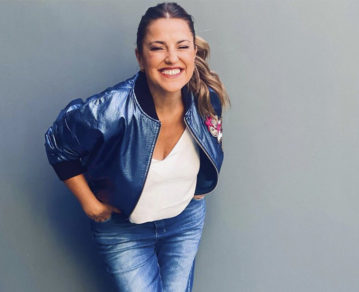 Maju Lozano apuesta a la campera Bomber: canchera y muy moderna