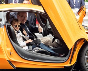El Príncipe Alberto II de Mónaco se puso detrás del volante del McLaren Artura