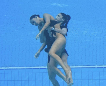 ¡Momento dramático! La nadadora Anita Álvarez perdió el conocimiento en el Mundial de natación y la rescató su entrenadora