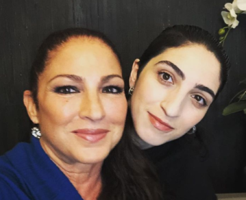 Mira quien es Emily Estefan, la hija de Gloria Estefan, y la entrañable relación que tiene con su madre