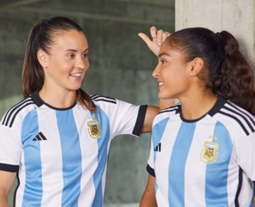 ¡Es oficial! AFA presentó la nueva camiseta argentina y mañana la selección femenina la estrena contra Brasil