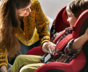 Hasta cuatro días al año se pierden para poner a nuestros hijos en el auto