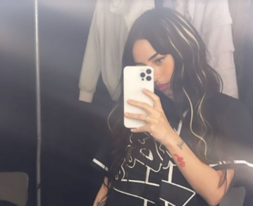 ¿Se le escapó? Nicki Nicole subió una foto donde se ven sus chats de Whatsapp
