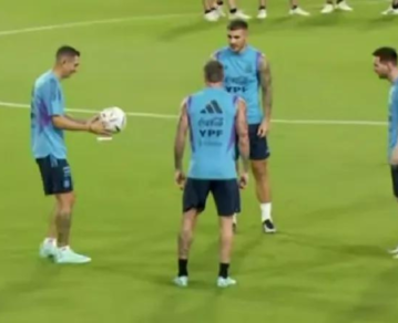 La Selección argentina tuvo su primera práctica y tres hinchas se infiltraron para sacarse una foto con Messi