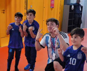 El gesto de Paulo Londra con los hijos de Lionel Messi en el entretiempo de Argentina vs Polonia