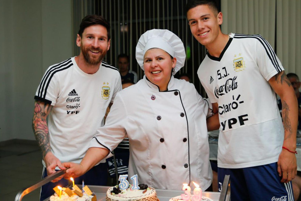 Quién Es La Mujer Que Abrazó A Lionel Messi En Medio Del Campo De Juego Después Del Triunfo De 5337