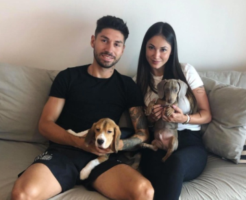<strong>La historia de amor de Gonzalo Montiel y Karina Nacucchio: están juntos hace 3 años, viven en Sevilla y tienen dos perros</strong>